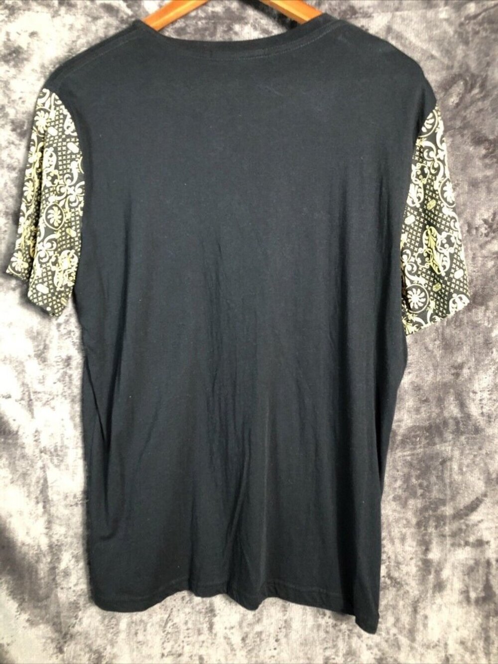 2 Men Men’s Pocket Tee Shirt Two Toned Black Yellow Geo Print Shirt Size L - Picture 5 of 8